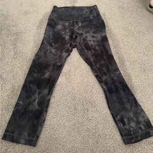CROPPED Black tie dye Lululemon leggings size 4. (CAPRI LENGTH)